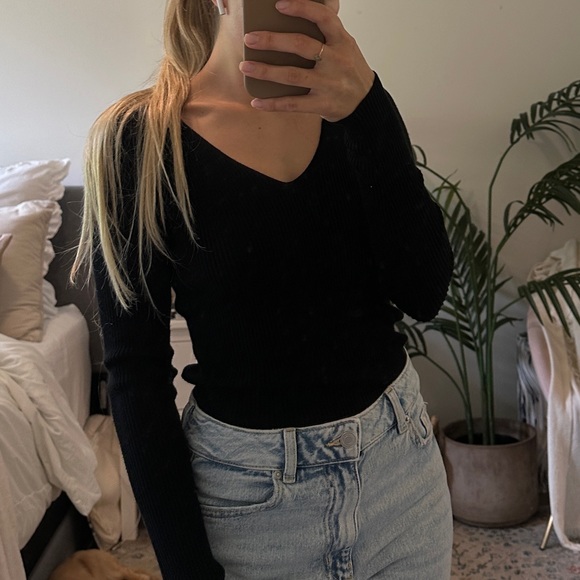 Long sleeve black v neck - Picture 2 of 8